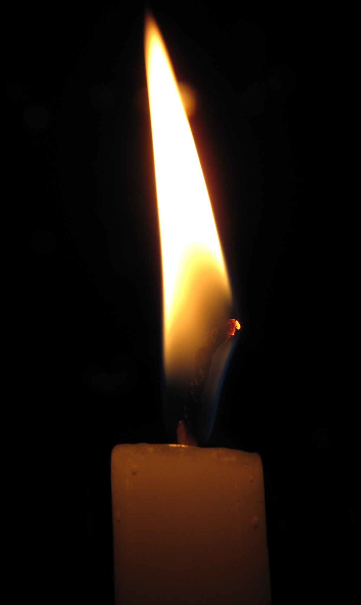 Vela encendida en la oscuridad