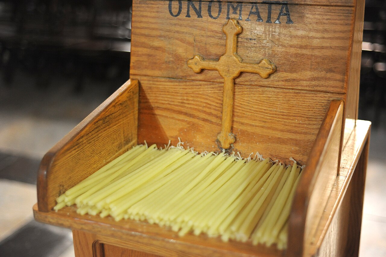Velas religiosas en la Iglesia de la Natividad